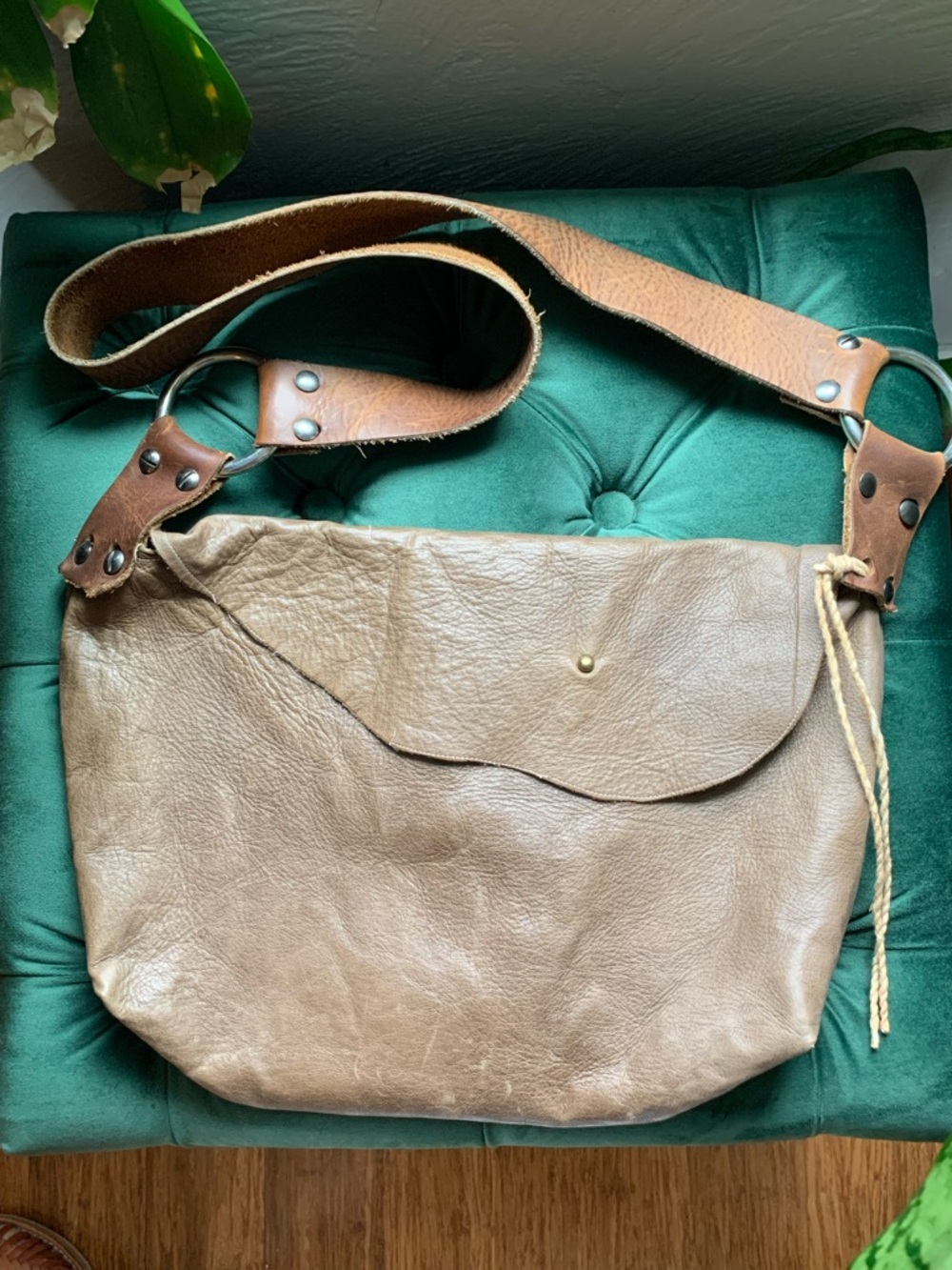 Vintage-Inspired Leather Crossbody Bag in Tan